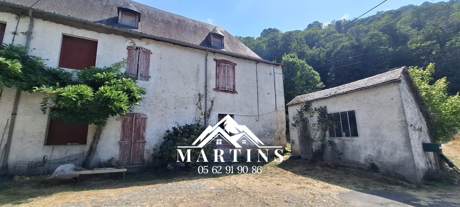 2 kms ARGELES. Maison bigourdane mitoyenne à rénover et terr